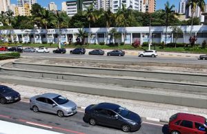 Drive thru da vacina contra gripe em Osasco terá três pontos nesta quinta e sexta-feira. Filas são quilométricas