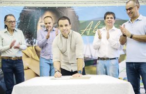 Rogério Lins assina ordem de serviço para reforma dos dez Cras da cidade