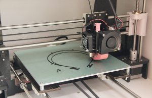 Barueri produz protetores faciais em impressão 3D