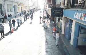 Aglomeração e filas desorganizadas geram multas a agências bancárias e lotéricas em Itapevi