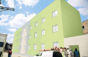 Moradores recebem chaves de 15 apartamentos no Rochdale