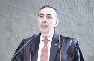Barroso toma posse no TSE a admite adiamento de curto prazo da eleição deste ano