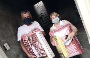 Idosos do Parque da Maturidade recebem em casa cobertores da Campanha do Agasalho 2020