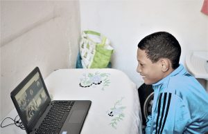 Estudantes recebem computadores e acesso gratuito à internet para ensino à distância