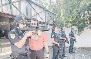 Agentes da GCM de Jandira recebem e aprendem manuseio de novos armamentos