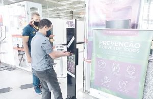 Ganha Tempo Barueri recebe totens de álcool em gel para uso pelo público e funcionários