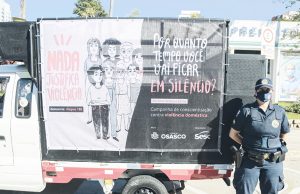 Campanha de conscientização contra violência doméstica usa carro de som em bairros de Osasco