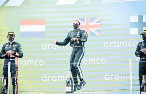 Hamilton vence a quarta corrida do ano, agora na Espanha