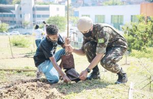 Plantio de árvores serve como homenagem às vítimas do coronavírus em Osasco