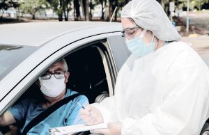 Carapicuíba reduz idade e pessoas com 50 anos podem participar de drive-thru para testagem de coronavírus