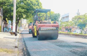 Programa Asfalto Novo recapeia ruas e avenidas no Rochdale