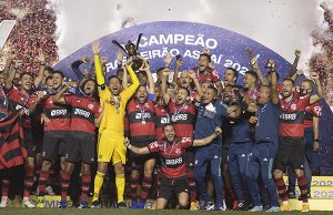 Flamengo cai no Morumbi, mas mantém taça do Brasileirão na Gávea