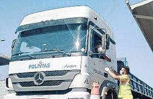 CCR ViaOeste distribui cestas de alimentos a caminhoneiros que passam pela Castello Branco