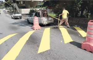 Jandira pinta faixas e lombadas em vias públicas para ‘maior segurança’ no trânsito