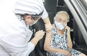 Drive thru antecipa vacinação de pessoas acima de 85 anos em Osasco