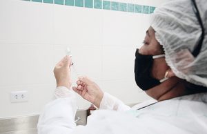 Osasco vacina profissionais de saúde até segunda-feira, 29