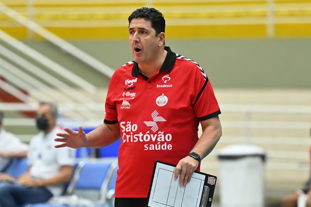 Técnico Luizomar parabeniza atletas do Osasco após ...