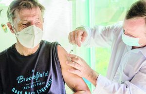 Imunização contra a Covid-19 começa com maiores de 65 anos em Pirapora do Bom Jesus