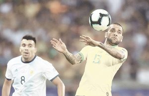 Weverton e Daniel Alves são relacionados para jogos das eliminatórias