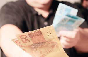 Aposentados e pensionistas do INSS terão 13º salário antecipado
