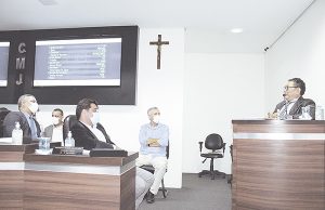 Sato vai à tribuna do Legislativo e apresenta Plano de Metas para Jandira