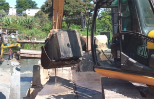 Secretaria de Obras promove manutenção das barreiras de concretos às margens do rio Barueri-Mirim
