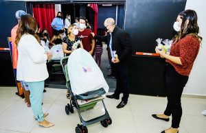 Entrega de enxovais e óculos integra programas assistenciais em Parnaíba