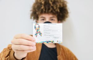 Carteirinha do Autista pretende facilitar atendimento em serviços públicos e privados