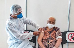 Pessoas com mais de 90 anos podem tomar terceira dose até domingo em Barueri