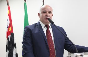 Prof. Naldo cobra respostas para os problemas enfrentados pelas famílias do Porto de Areia