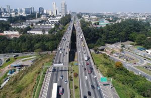 Com expectativa de 1,6 milhão de veículos nas rodovias da região, concessionárias passam a atender pelo WhatsApp