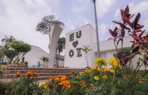 Jardim vertical ocupa fachada do Fundo Social com declaração de amor a Osasco
