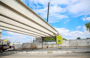 Viaduto de acesso ao Conjunto Miguel Costa começa a ser instalado sobre a avenida dos Autonomistas