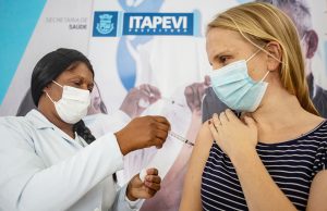 Terceira dose da vacina contra Covid-19 começa a ser aplicada na população adulta de São Paulo