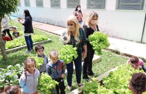 Horta comunitária implantada em escola de Jandira promove primeira colheita