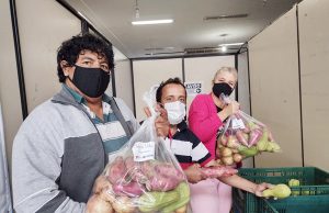 Fundo de Solidariedade de Jandira distribui kits de legumes e cadastra famílias carentes da cidade
