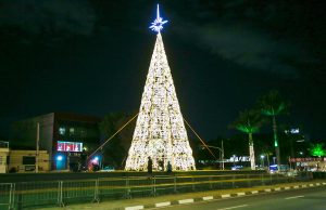 Tradicional decoração ilumina Natal de Osasco em frente ao Paço Municipal