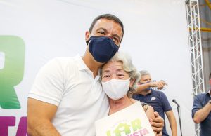 Moradores do Copromo recebem títulos de regularização de seus imóveis
