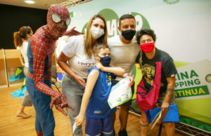 Vacinação de crianças em Osasco é acompanhada por ‘super-heróis’ e campanha de incentivo à leitura
