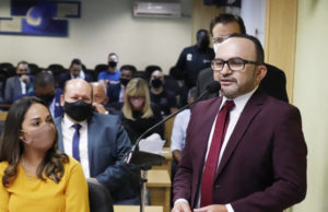 Iniciativa de Carmônio visa contratação de idosos para atendimento público