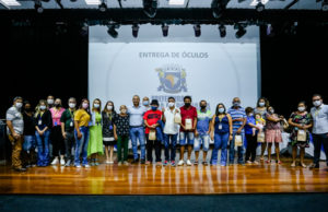 Moradores de Santana de Parnaíba recebem óculos da Assistência Social