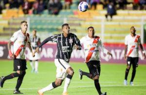 Derrotados nas estreias das copas continentais, Corinthians e Santos buscam em casa a primeira vitória