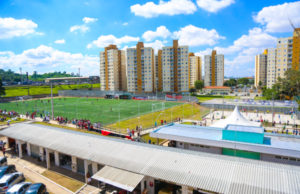 Campo do Flamenguinho agora tem grama sintética