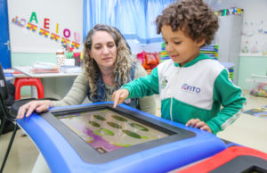 Mesas interativas passam a equipar salas de aula em Osasco