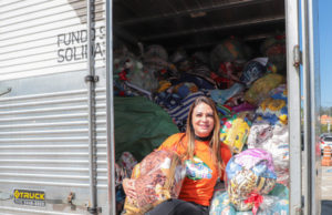 Campanha do Agasalho começa com arrecadação de mais de 2 mil cobertores em ação de drive-thru
