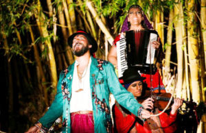 Caravana enfrenta obstáculos e lenda secular em peça teatral no Sesi de Osasco