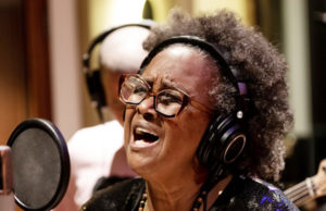 Sandra de Sá canta no Parque Municipal em homenagem ao Dia das Mães em Barueri