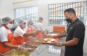 Refeições grátis do Bom Prato serão oferecidas a moradores de rua até o final de 2022