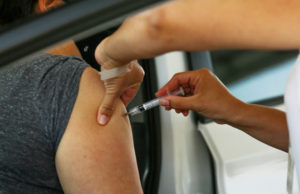 Reforço contra Covid-19 amplia público-alvo e MS prorroga vacinação da gripe e sarampo