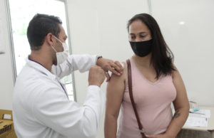 Sem necessidade de agendamento, UBSs de Barueri aplicam 4ª dose da vacina contra Covid-19 em público acima dos 40 anos